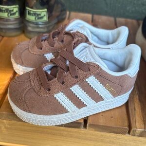Adidas Kids Sneakers in Brown and White